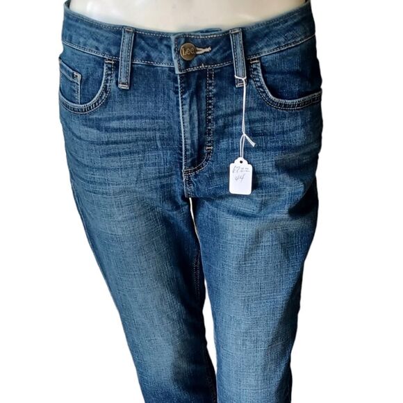 672244.....Lee Mid-Rise Capri Jeans Size 6M, W28" 22'"Inseam 9"Rise - Picture 1 of 6